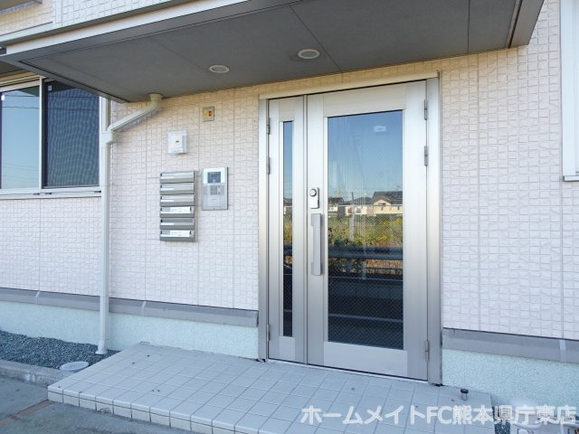 熊本市東区下江津７丁目のアパートのエントランス