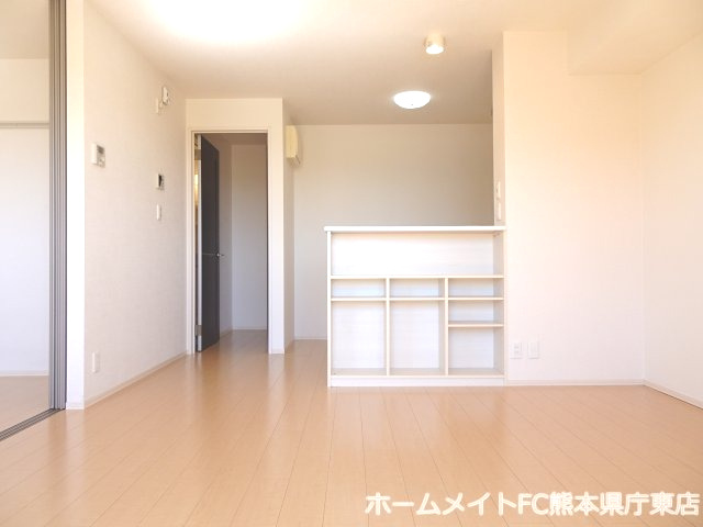 熊本市東区下江津７丁目のアパートの居間・リビング