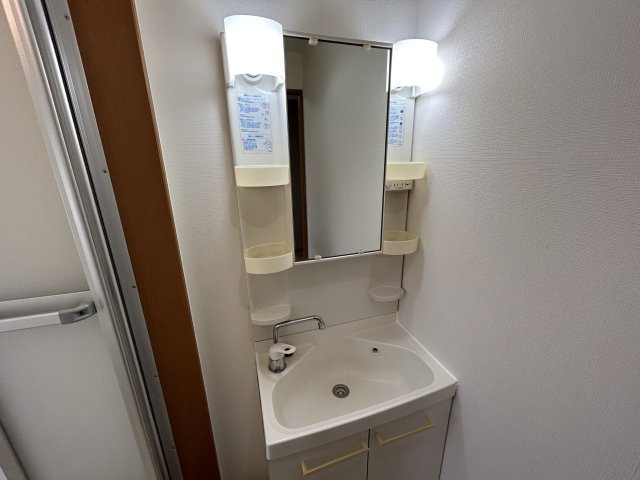 西宮市上鳴尾町のアパートの洗面所