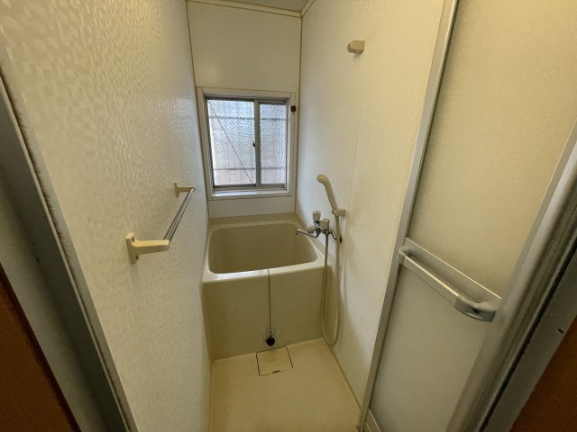 西宮市上鳴尾町のアパートの浴室