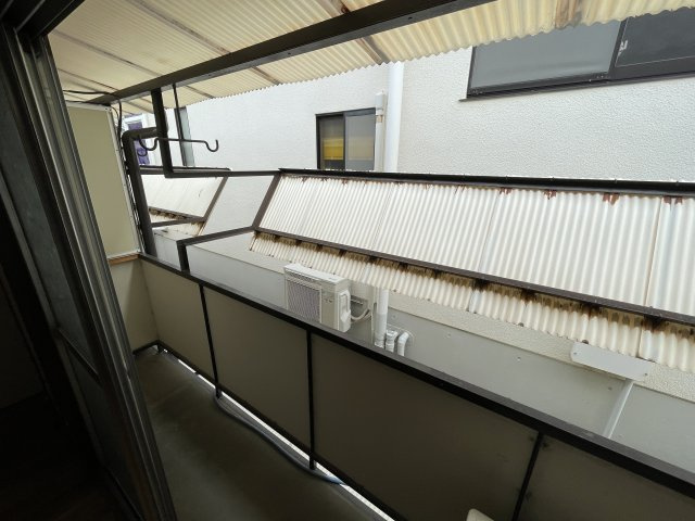 西宮市上鳴尾町のアパートのバルコニー