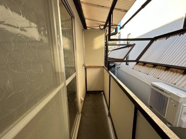 西宮市上鳴尾町のアパートのバルコニー