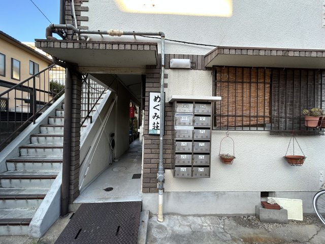 西宮市上鳴尾町のアパートのエントランス