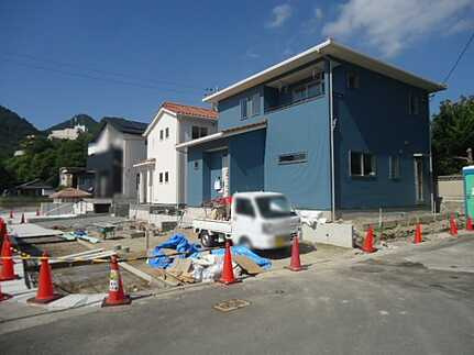 呉市天応宮町　新築一戸建て（全3棟）の前面道路含む現地写真