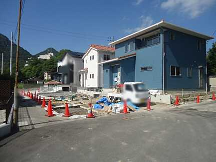呉市天応宮町　新築一戸建て（全3棟）の前面道路含む現地写真