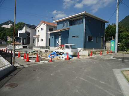 呉市天応宮町　新築一戸建て（全3棟）の前面道路含む現地写真