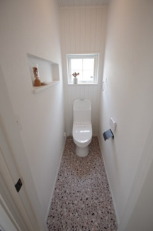 【トイレ】 | 宇都宮市針ヶ谷町　戸建 | 白が基調の清潔感のあるトイレ