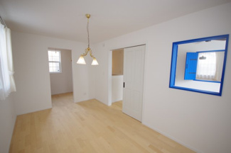 【洋室】 | 宇都宮市針ヶ谷町　戸建 | 吹き抜けに繋がる小窓があります