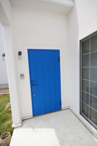 宇都宮市針ヶ谷町　戸建の玄関|白い塗り壁に青いドアが眩しい玄関