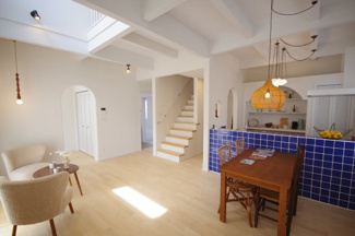 【居間・リビング】 | 宇都宮市針ヶ谷町　戸建 | リビング階段はご家族が顔を合わせる機会が自然と増えます