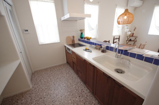 【キッチン】 | 宇都宮市針ヶ谷町　戸建 | 青いタイルが爽やかな雰囲気のオープンキッチン