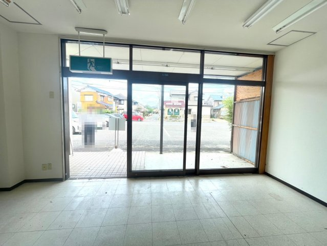 井上町貸店舗・事務所の玄関