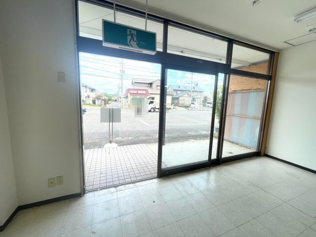 井上町貸店舗・事務所の玄関