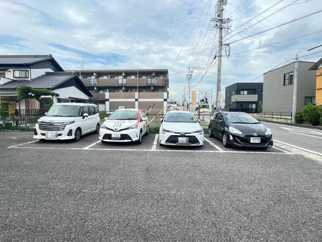 井上町貸店舗・事務所の駐車場