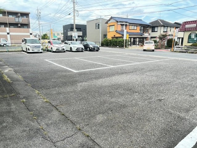 井上町貸店舗・事務所の駐車場