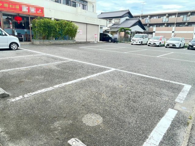 井上町貸店舗・事務所の駐車場