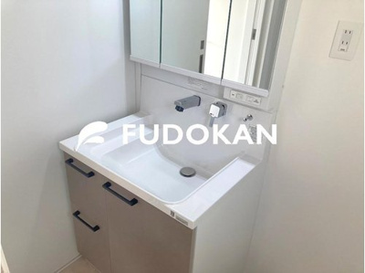 【その他】 | 山形市吉原南建売住宅 | 三面鏡の洗面台は、スタイリッシュなだけでなく収納力もあります。コンセント付きで、ドライヤーやヘアーアイロンなど朝の準備はスムーズに行えます。詳細は現地にてご説明いたします！まずはコメントへGO!!