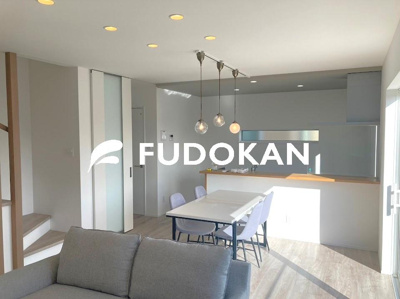 【居間・リビング】 | 山形市吉原南建売住宅 | リビングは広々です。家族の団欒の場として家庭を包みます。