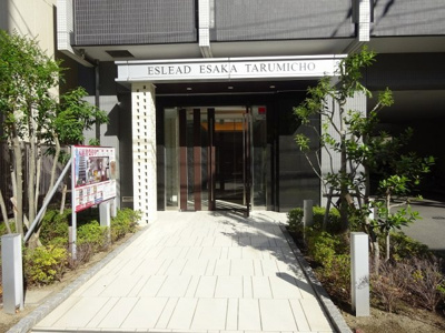 【エントランス】 | エスリード江坂垂水町 | シンプルでモダンなマンション入口です。
