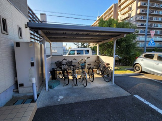 【その他共用部分】 | 屋根付き駐輪場です