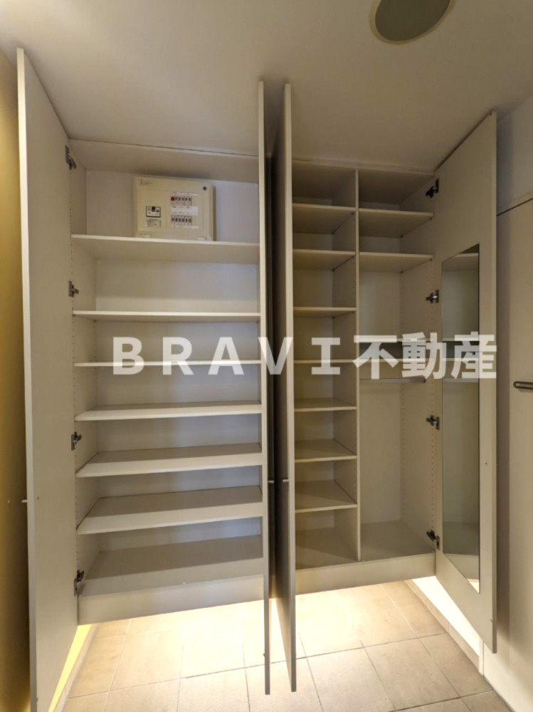 アーバネックス淀屋橋　BRAVI不動産の玄関