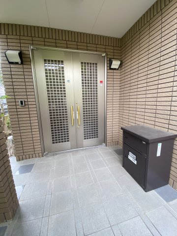 【玄関】 | 鳥羽街道貸家 | 玄関には宅配ボックス設置