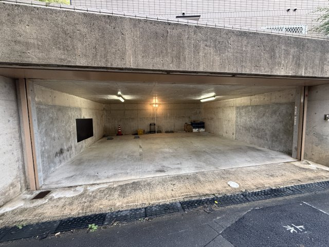 【駐車場】 | 鳥羽街道貸家 | シャッター付駐車場は3台駐車可能です。