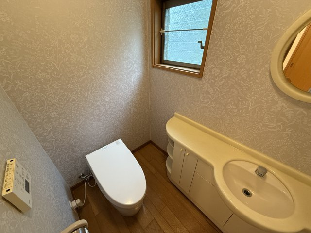 【トイレ】 | 鳥羽街道貸家 | トイレは自動で便座が開きます。