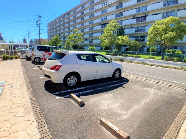 DUO 西館の駐車場