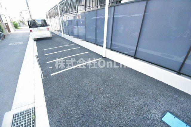 ル・クール長瀬の駐車場