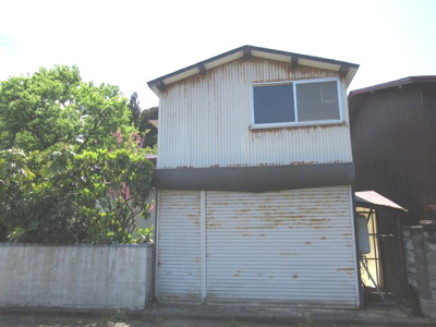 【駐車場】 | 能代市向能代トトメキ・中古住宅 | シャッターは整備又は交換が必要です。