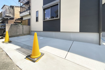【駐車場】 | 城陽市久世里ノ西　新築戸建 | 【キリン堂 城陽寺田店】徒歩10分《車約3分》『徒歩10分に《ユニクロ》《キリン堂》《フレッシュバザール》《やよい軒》《吉野家》が集合したショッピングエリア（車で約3分）』