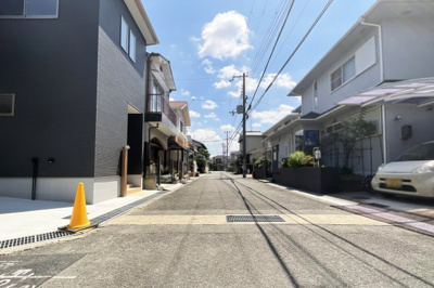 【前面道路含む現地写真】 | 城陽市久世里ノ西　新築戸建 | 前道幅員は6ｍと広くて閑静な住宅街です（＾◇＾）車の運転が苦手な方でも、安心してゆっくり駐車して頂けます。