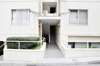 【エントランス】 | お客様を、そして住人を出迎えてくれるマンションのエントランス。ゴミが落ちていないことからも、管理状態の良さや住民の節度の高さが見て取れます。～即日のご見学可能～　お問合せはお気軽にどうぞ。