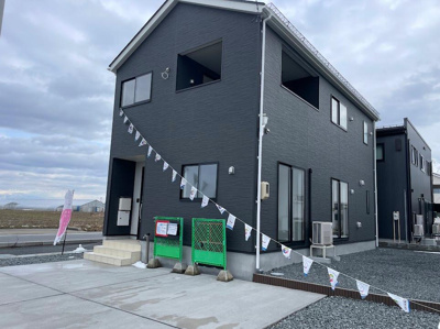 【外観】 | 鶴岡市北茅原町建売住宅【Ⅰ期】1号棟 | 駐車スペース、お庭スペースございます。