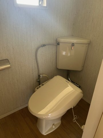 泉プリンスコートA棟のトイレ|落ち着いた色調のトイレです