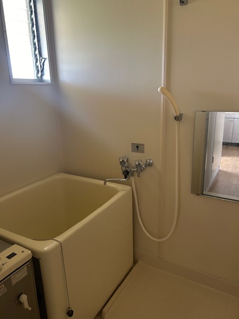 泉プリンスコートA棟の浴室|日々の疲れを癒すお風呂付です。写真左側の釜で追い焚きができます！