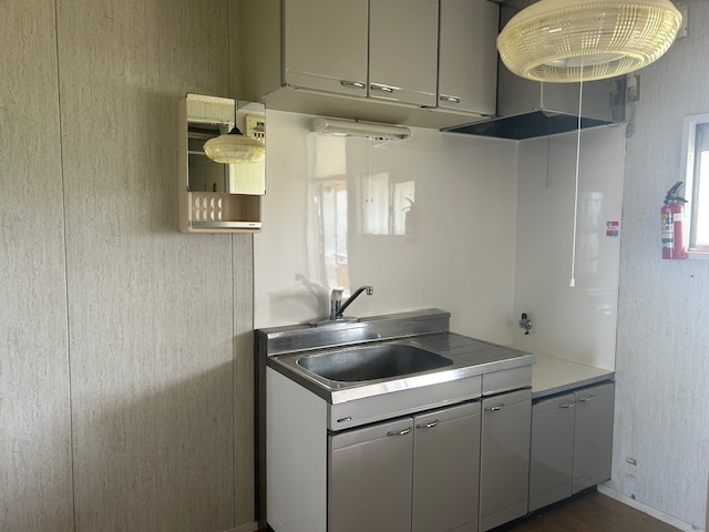 泉プリンスコートA棟のキッチン|キッチンでお料理をお楽しみください！都市ガス用のガスコンロをご用意ください。