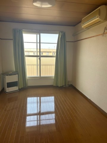 泉プリンスコートA棟の居間・リビング|ゆったり過ごせる居間です。日当たり良好！