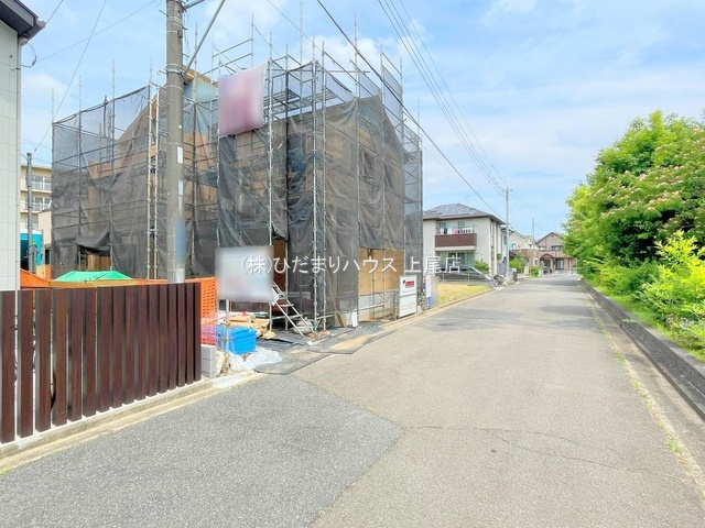 蓮田市綾瀬　新築一戸建て　ブルーミングガーデン　01の前面道路含む現地写真