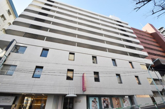 【外観】 | 手入れの行き届いた外壁やエントランスなど、「見ればわかる」レベルで清潔感を保ったマンションです。築年数を感じさせない姿で皆様をお出迎えします。～即日のご見学可能～　お問合せはお気軽にどうぞ。