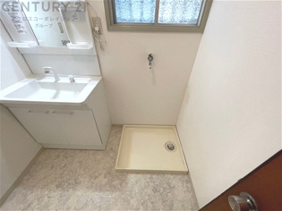 洗濯物の仕分け作業がしやすく、整理整頓が容易になります。洗濯音や湿気を他の部屋に持ち込まず、生活環境を快適に保ちます。上部を活用すれば収納スペースを確保でき洗剤や洗濯用品の整理もしやすくなります。