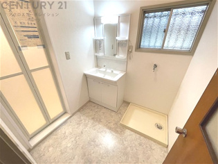 衣服の収納や脱ぎ着や整理整頓がしやすく、湿った衣類を乾燥させるスペースがありカビや臭いの発生を防ぎます。床の汚れを他の部屋に持ち込まず清潔を保つことができます。また快適な入浴環境の整備にも役立ちます。