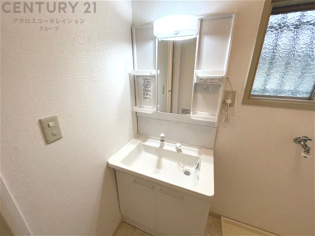 化粧品や洗顔料、歯ブラシなどの必需品をまとめて置ける収納スペースがあり、使用するたびに取り出す手間が省けます。また、水回りのため、濡れても大丈夫な素材が使用されており、お手入れが簡単です。