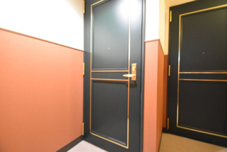 【その他共用部分】 | 皆様をお迎えする、お部屋の玄関ドア。開けやすさや開放角度、ドアノブの操作しやすさや鍵の形状などを、現地で一度ご確認ください。～即日のご見学可能～　お問合せはお気軽にどうぞ。
