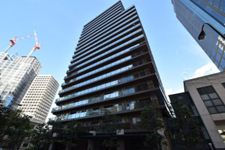 【外観】 | 青空によく映える建物です。手入れの行き届いた外壁やマンション正面エントランスなど、綺麗な姿をぜひ一度、現地にてご覧ください。～即日のご見学可能～　お問合せはお気軽にどうぞ。
