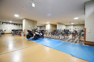 【駐車場】 | バイク置き場。空き区画の有無や駐輪料金、サイズおよび排気量規定などについては、改めてお問い合わせください。～即日のご見学可能～　お問合せはお気軽にどうぞ。
