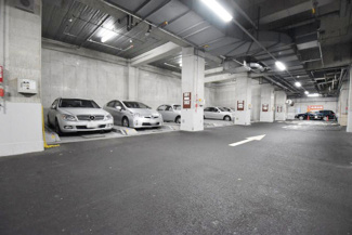 【駐車場】 | マンションの駐車場スペース。空きの有無や駐車料金、サイズ規定などについては、改めてお問い合わせください。～即日のご見学可能～　お問合せはお気軽にどうぞ。
