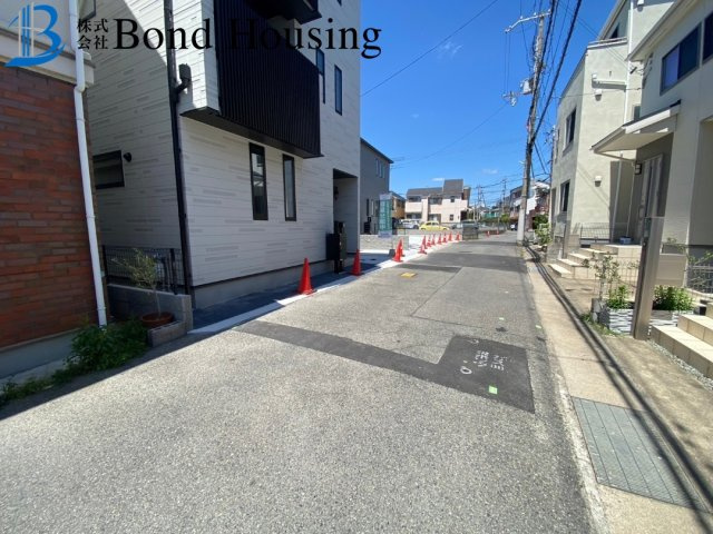 お車2台駐車可能　山手　全1棟　新築戸建の前面道路含む現地写真