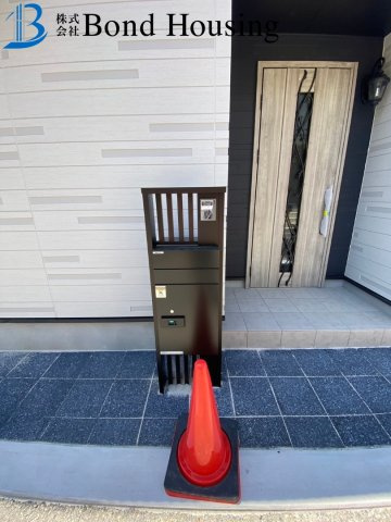 お車2台駐車可能　山手　全1棟　新築戸建の玄関